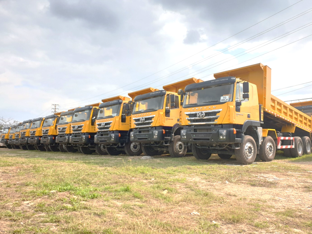 Xe tải ben IVECO-Hongyan 4 chân có thể chuyên chở khối lượng hàng hóa lên đến 40 tấn